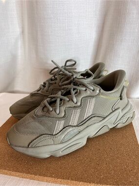 adidas Ozelia Olive Gray Chunky Sneakers Men’s 6 Women’s 7.5 Y2K